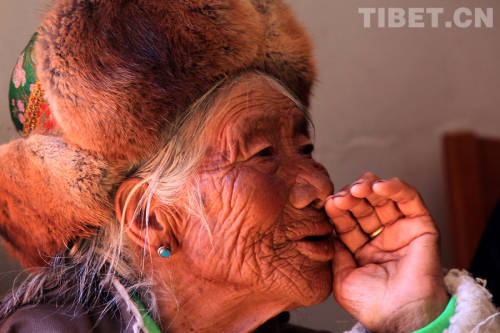 An eldery Tibetan mom in the Jinye Nursing House in Dagze County of Lhasa,Tibet. [Photo/China Tibet Online]