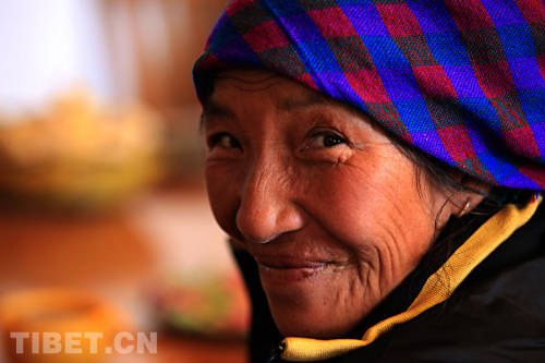 An eldery Tibetan woman in the Jinye Nursing House in Dagze County of Lhasa,Tibet. [Photo/China Tibet Online]