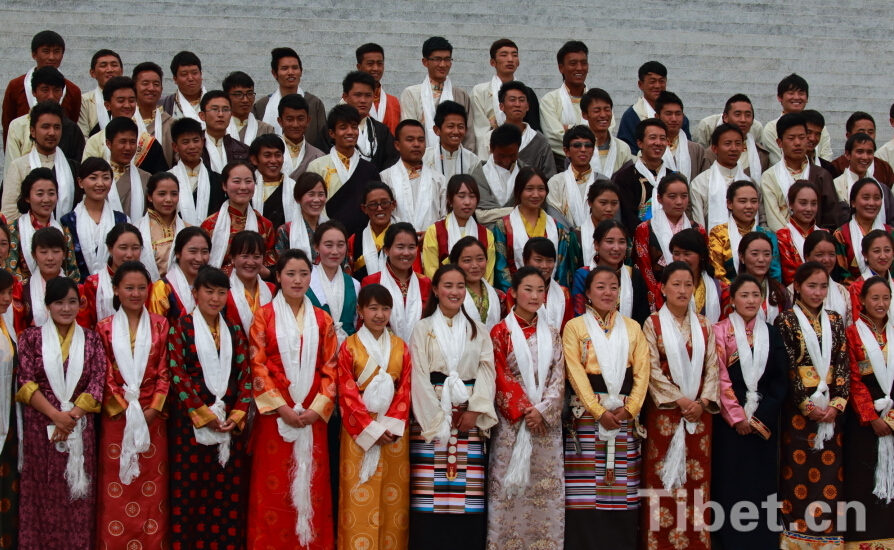 Graduation photos of students in Tibet University