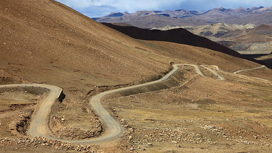 The zigzag mountain road leading to the Mt.Qomolangma.[Photo/www.dili360.com]