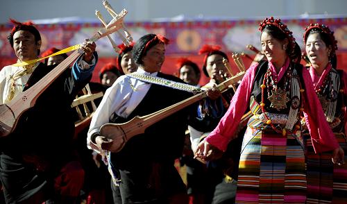 The Farmer Art Troupe from Tibet's Lhatse County are giving performances on Dec. 10. [Photo/Xinhua]