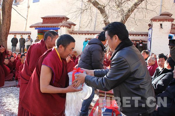 Lamas in Sera Monastery received  the social welfare certificate on December 21.[Photo/Tibet.cn]