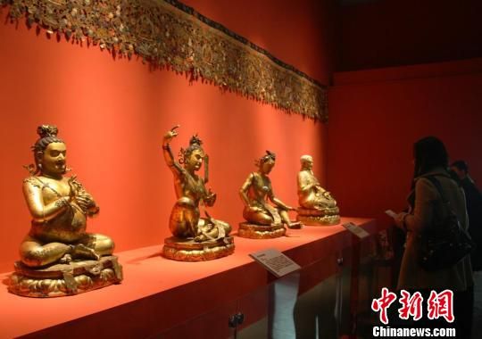 Visitors enjoy the Tibetan cultural relics exhibited at Hunan Provincial Museum in Central China's Changsha, capital of Hunan Province. [Photo/Chinanews.com]