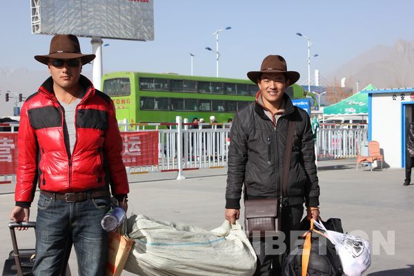 Brothers from Yushu, Qinghai Province take a homeward train from Lhasa for the upcoming Spring Festival. [Photo/Tibet.cn]