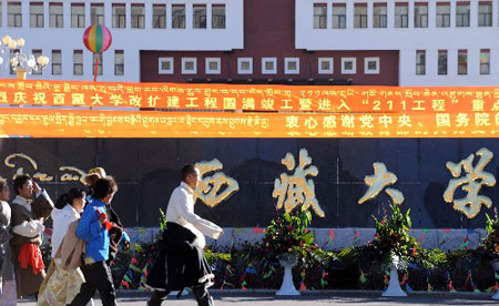 Students pass the gate of Tibet University. Being the biggest comprehensive university in Tibet Autonomous Region, Tibet University now boasts 8,000 students on campus.[Photo/Xinhua]