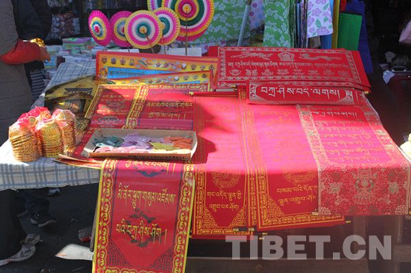Red couplets with auspicious wishes in Tibetan. It is a tradition for Chinese to paste couplets onto doors or gates to celebrate the beginning of a new year. [Photo/Tibet.cn]