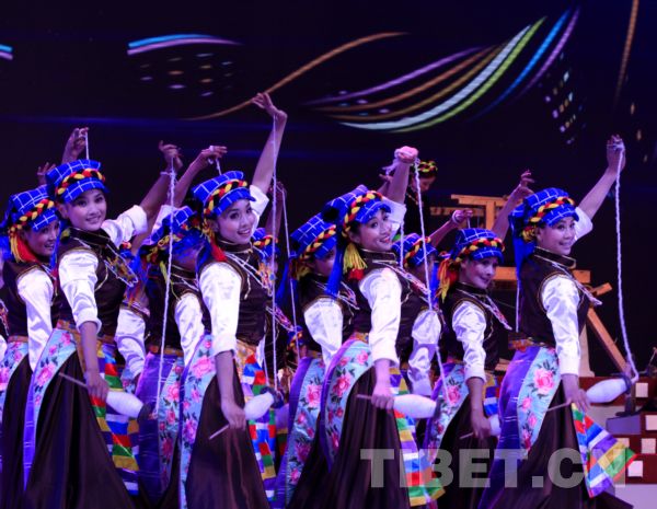 Dancing named girls twisting Tibetan wood in colorful clothes on the gala