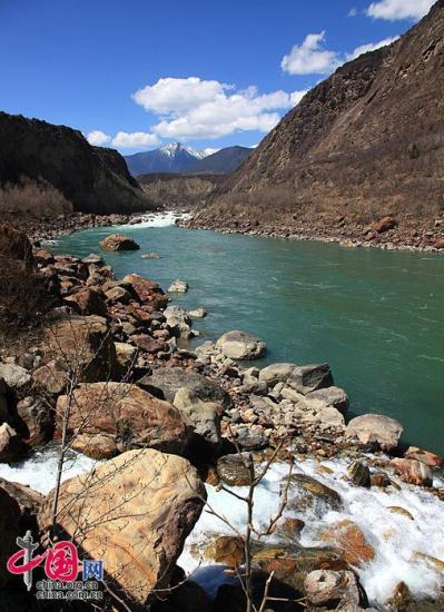 Stretching for more than 2,900 kilometers and as the river at the highest altitude in the world, the Yarlung Zangbo River is located in southwest China's Tibet Autonomous Region. The river is sourced in the Gyaimanezong Glacier in Zongba County, which is in the northern foothills of the Himalayas. It flows from west to east across the southern section of the Tibetan Plateau. [Photo/China.org.cn]