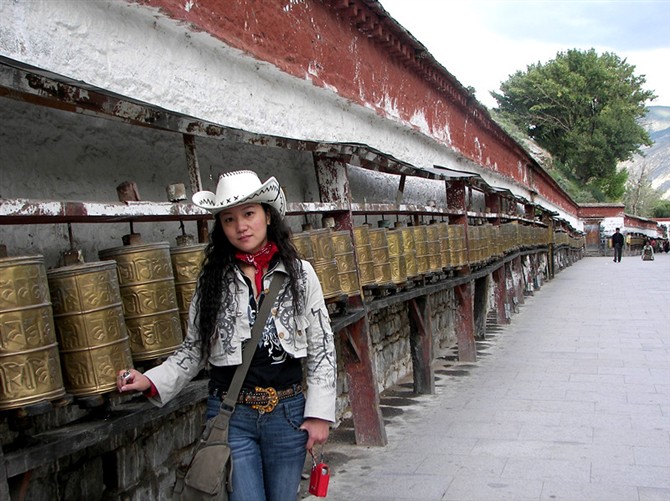 Li Zhaoxia from Chengdu, capital city of southwest China's Sichuan Province, visited Tibet.