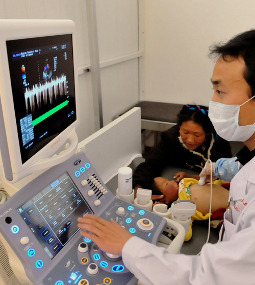A Tibetan child gets a medical checkup at a hospital in Chamdo,Tibet Autonomous Region, on April 27, 2011. The hospital was built in 1952 and now has high technology medical equipments. [Photo/Xinhua]