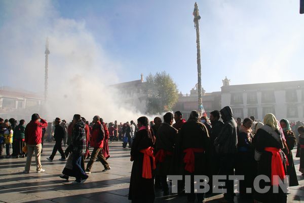 The square in front of the Jokhang Temple, photo from China Tibet Online, Wang Xinxiu.