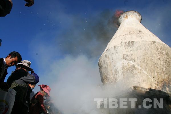 People are holding incense-burning ritual, photo from China Tibet Online, Wang Xinxiu.
