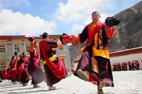 Monks rehearse the sorcerer's dance ceremony in Tsurpu Monastery (or Curpu Monastery) in Tohlung Dechen of Lhasa. [Photo/China Tibet Online]