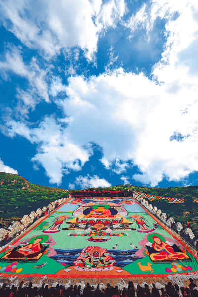 Tsupu Monastery displays a huge Buddha thangka at Buddha painting unfolding ceremony on June 12, 2011. [Photo/Xinhua]