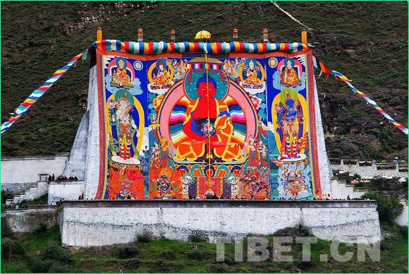 The giant Buddha painting is unfolded. [Photo/China Tibet Online]