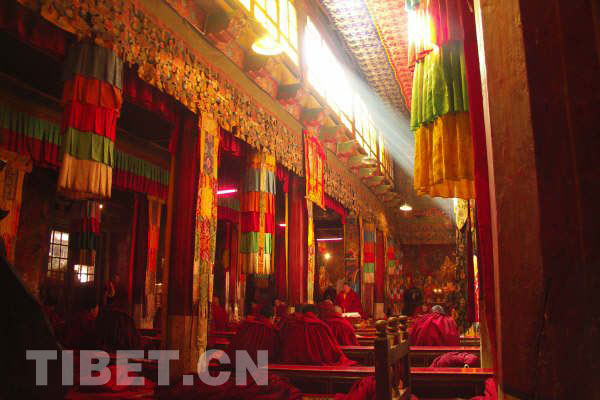 Lamas recite Buddhist scriptures in the hall of Samye Monastery in Lhoka Prefecture.[Photo/China Tibet Online]