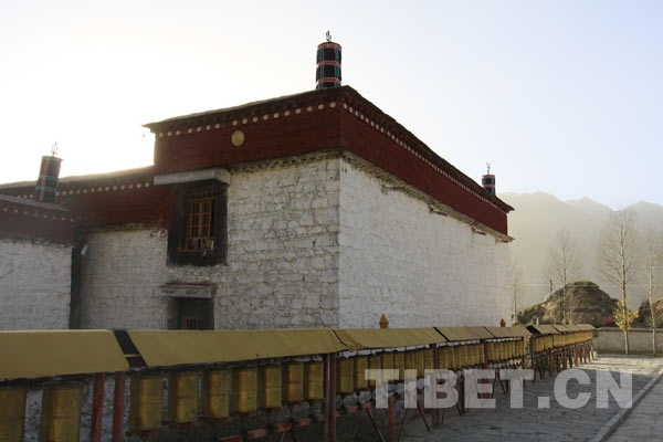 Photo shows the Tashidokhar Temple located in Kyerpa Township, Nedong County of Lhoka Prefecture,southwest China's Tibet Autonomous Region. [Photo/China Tibet Online]