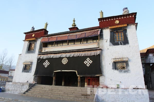 Photo shows the Tashidokhar Temple located in Kyerpa Township, Nedong County of Lhoka Prefecture,southwest China's Tibet Autonomous Region.