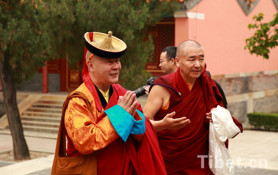 An eight-member delegation of Mongolian Buddhists headed by the Chairman of Mongolian Buddhist Association Damdin Suren Nace Daoerji pays a visit to Xihuang Temple in Beijing.