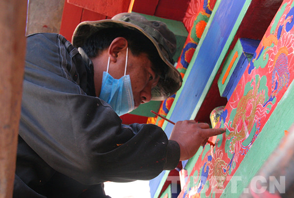 A painter works on the roof of Drepung Monastery in Drepung Monastery. [Photo/China Tibet Online]