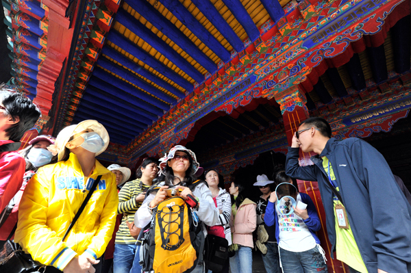 Tourists are visiting the renovated Johkang Temple on June 8 [Photo by Jan/ China Tibet Online]
